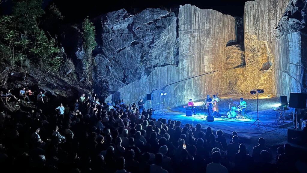 Concerto tra le pareti di marmo di Cava Barghetti a Seravezza.