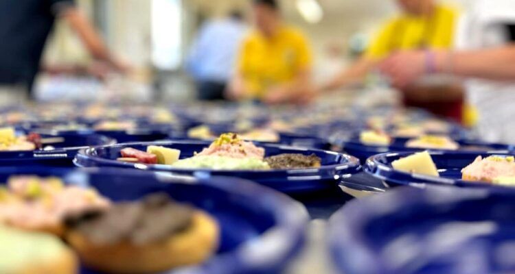 Piatti pronti per la sagra: InFesta della Misericordia torna in piazza San Francesco a Sesto Fiorentino.