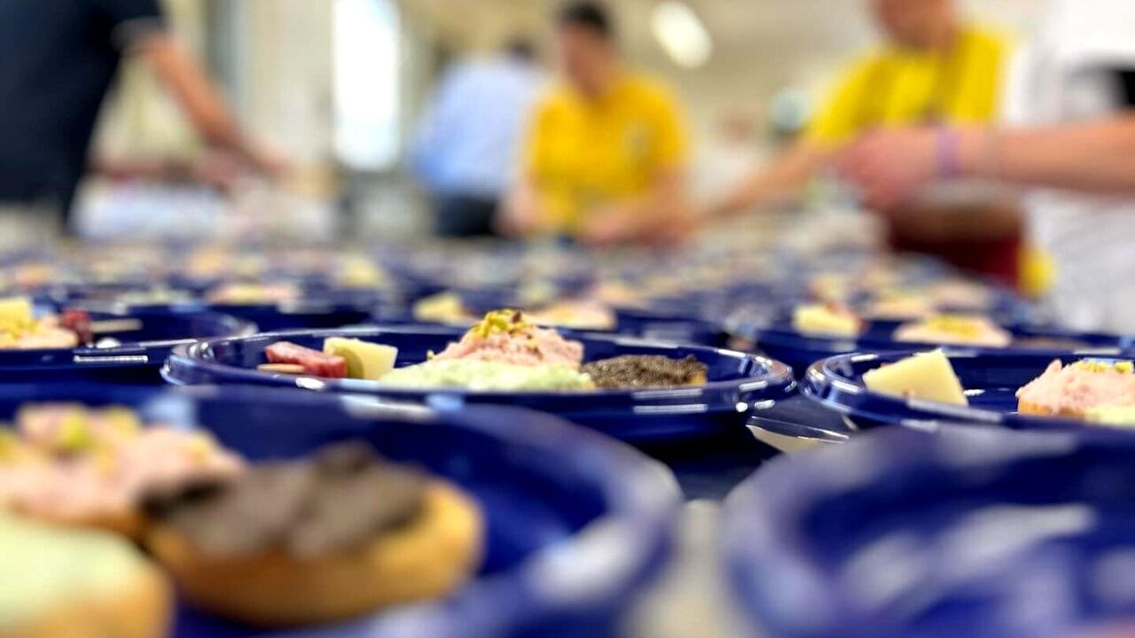 Piatti pronti per la sagra: InFesta della Misericordia torna in piazza San Francesco a Sesto Fiorentino.