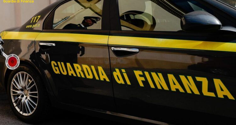 Auto della Guardia di Finanza: a Siena sequestro da 438 mila euro per fatture false sul bonus facciate.