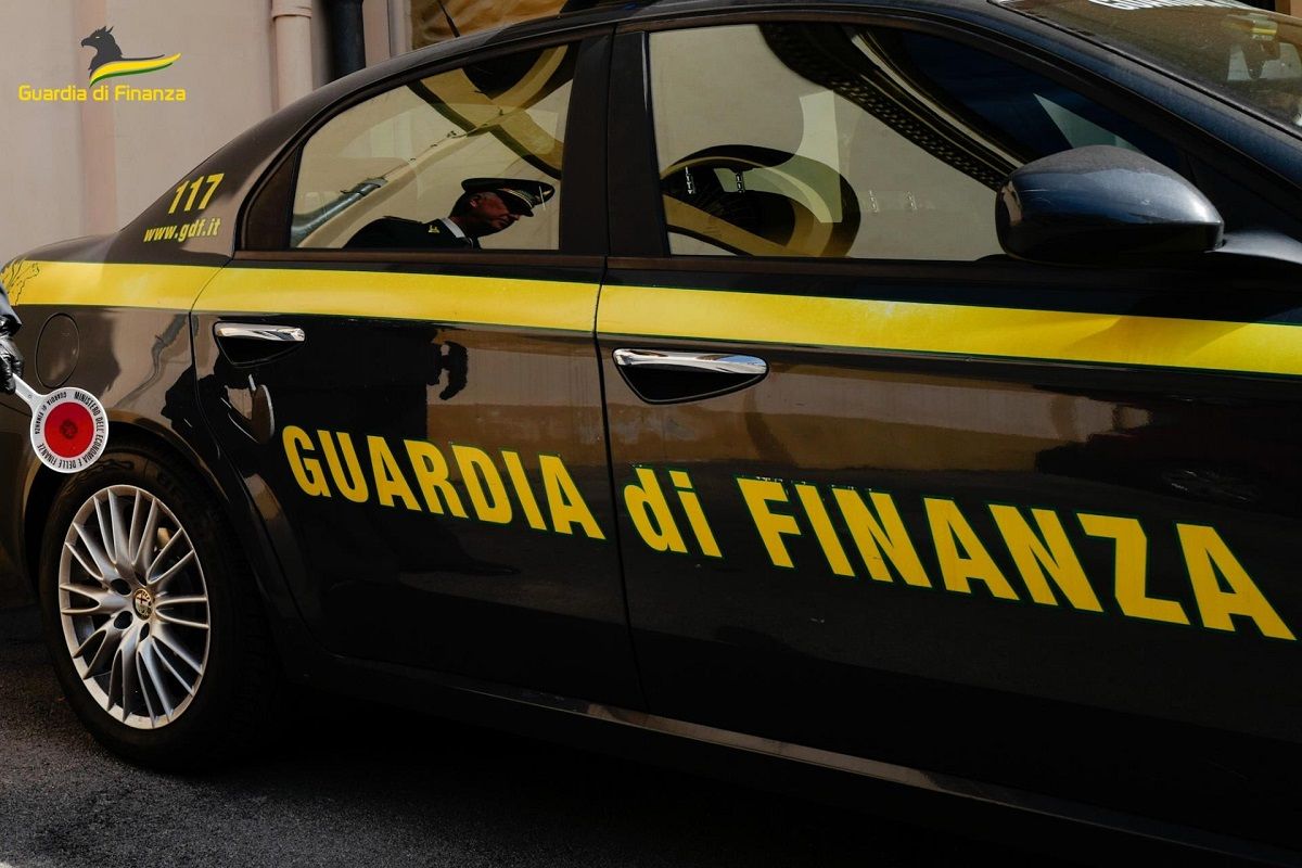 Auto della Guardia di Finanza: a Siena sequestro da 438 mila euro per fatture false sul bonus facciate.
