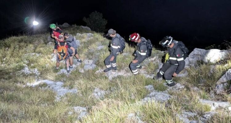 Soccorso alpino e vigili del fuoco in azione di notte sulla via di lizza tra il passo della Focolaccia e Resceto, sulle Alpi Apuane