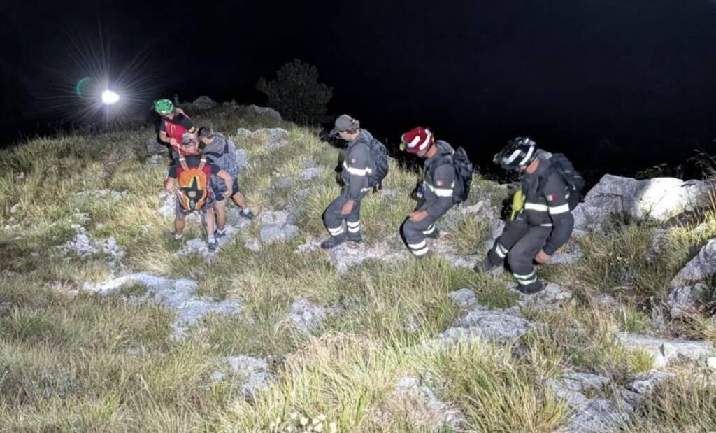 Soccorso alpino e vigili del fuoco in azione di notte sulla via di lizza tra il passo della Focolaccia e Resceto, sulle Alpi Apuane