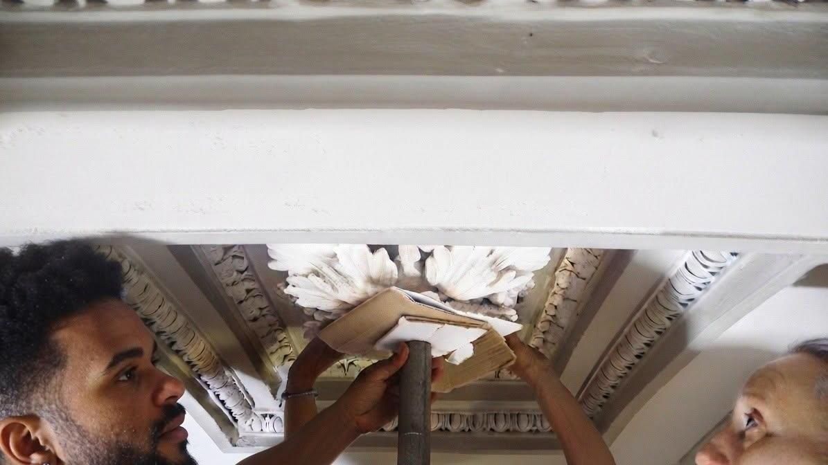 Restauratori riposizionano il rosone sulla volta del santuario di Maria Madre della Divina Grazia a San Romano