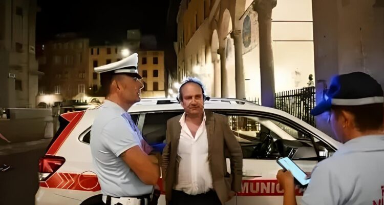 Agenti della Polizia Municipale di Lucca durante un controllo notturno accanto all’auto di pattuglia