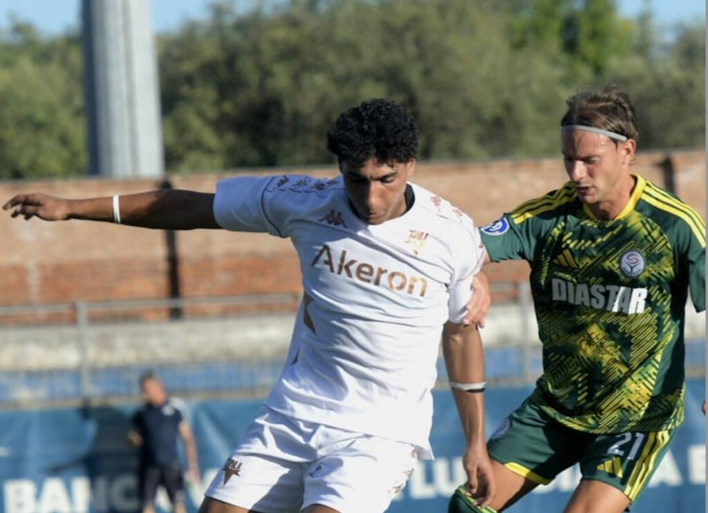 Tau Calcio Altopascio in maglia bianca in campo a Seravezza contro il Seravezza Pozzi, Coppa Italia Serie D