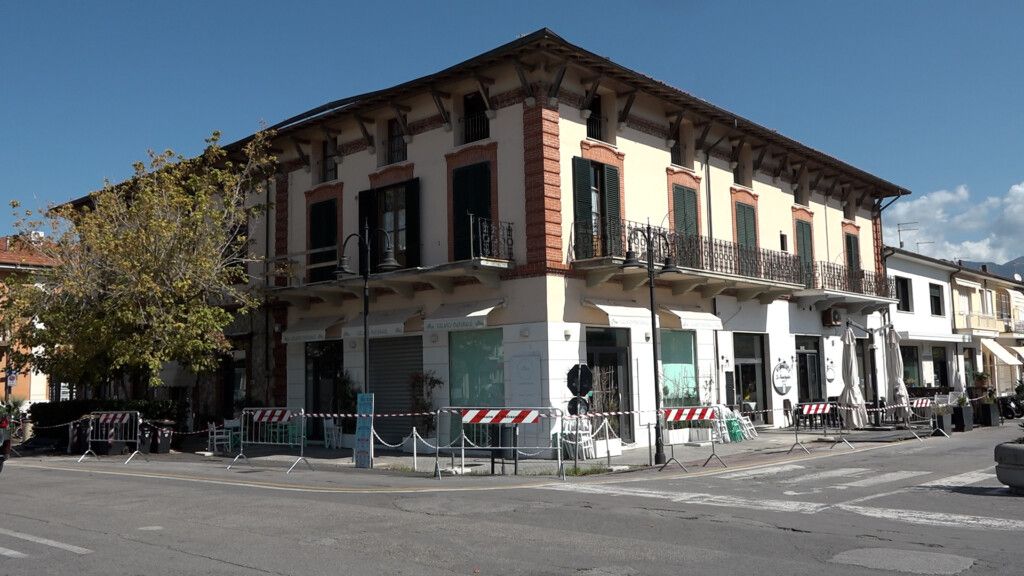 Attività commerciali in piazza XXIV Maggio a Tonfano, Marina di Pietrasanta