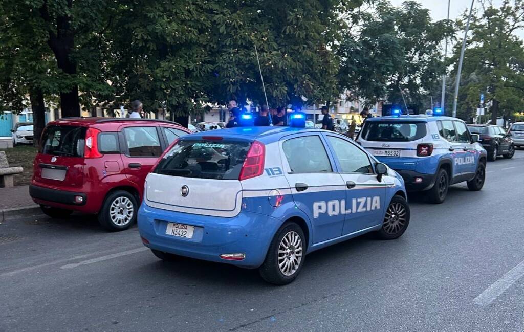 Agenti della Polizia di Stato a Viareggio durante un servizio di controllo