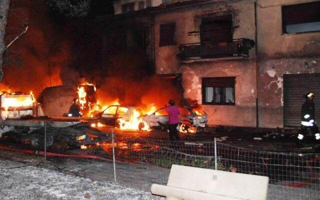 Immagini della strage ferroviaria di Viareggio del 29 giugno 2009: dalla Casina dei Ricordi è stato rubato il gilet di una vittima.