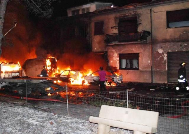 Immagini della strage ferroviaria di Viareggio del 29 giugno 2009: dalla Casina dei Ricordi è stato rubato il gilet di una vittima.