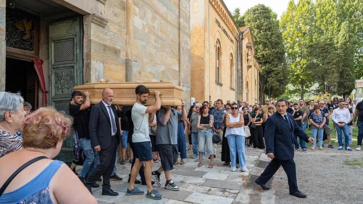 Feretro di Paolo Pandolfi all’uscita della chiesa parrocchiale di Vicopisano