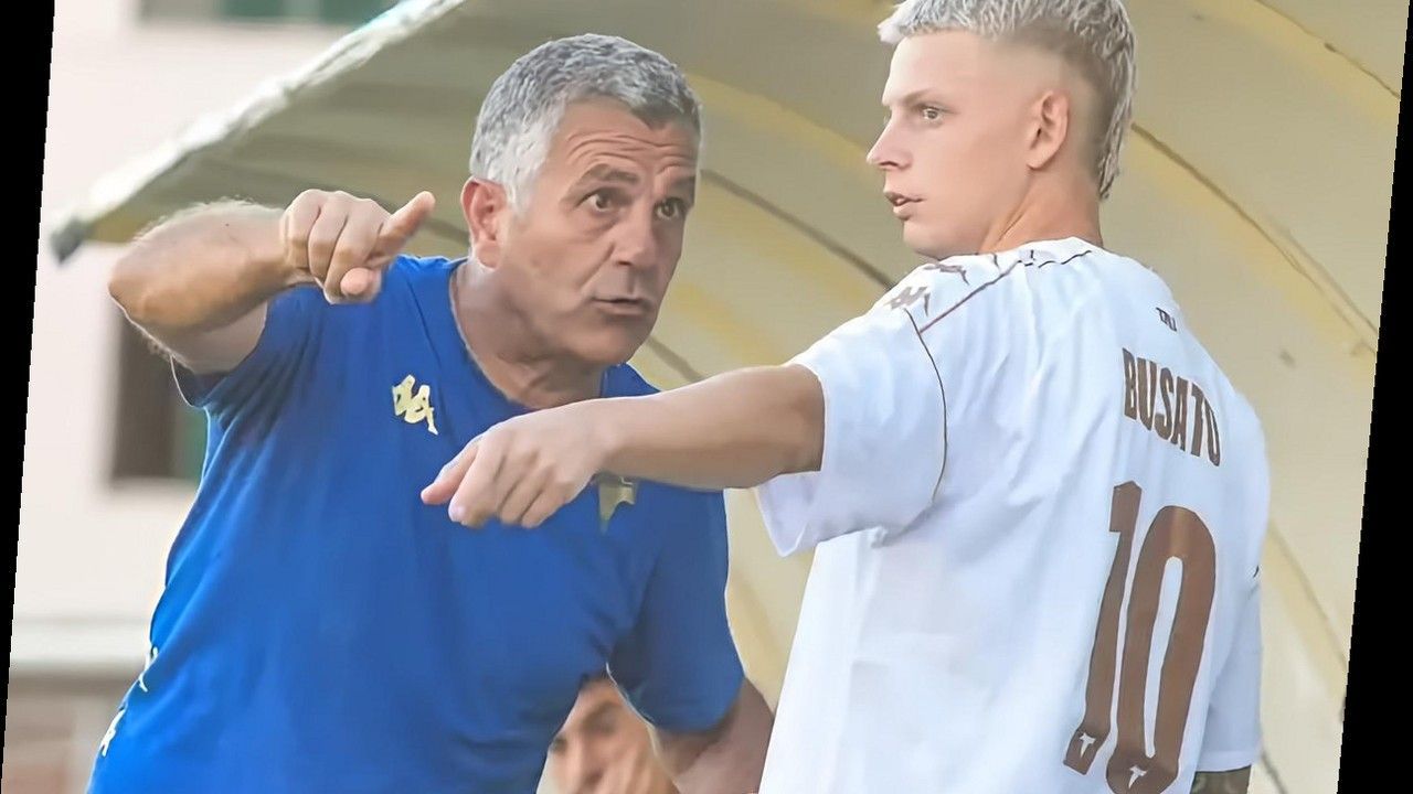 Ivan Maraia indica e parla con Busato 10 sulla panchina del Tau Altopascio