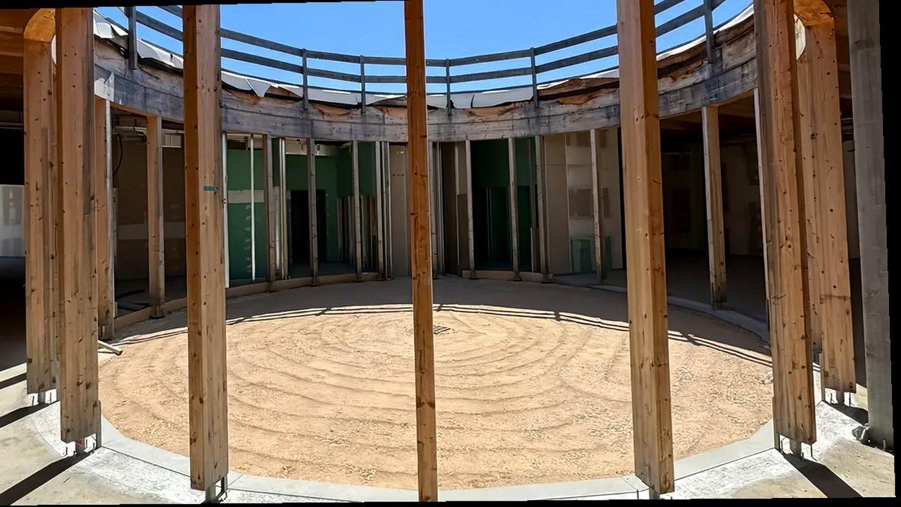 Cantiere nuova scuola primaria a Badia Pozzeveri (Altopascio) — stessa scena della fonte, nuova angolazione e inquadratura (nessun volto inventato)