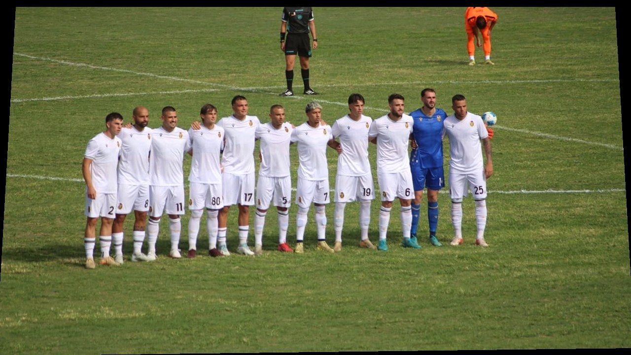 Ternana in campo (foto di gruppo) — stessa scena della fonte, nuova angolazione e inquadratura (nessun volto inventato)