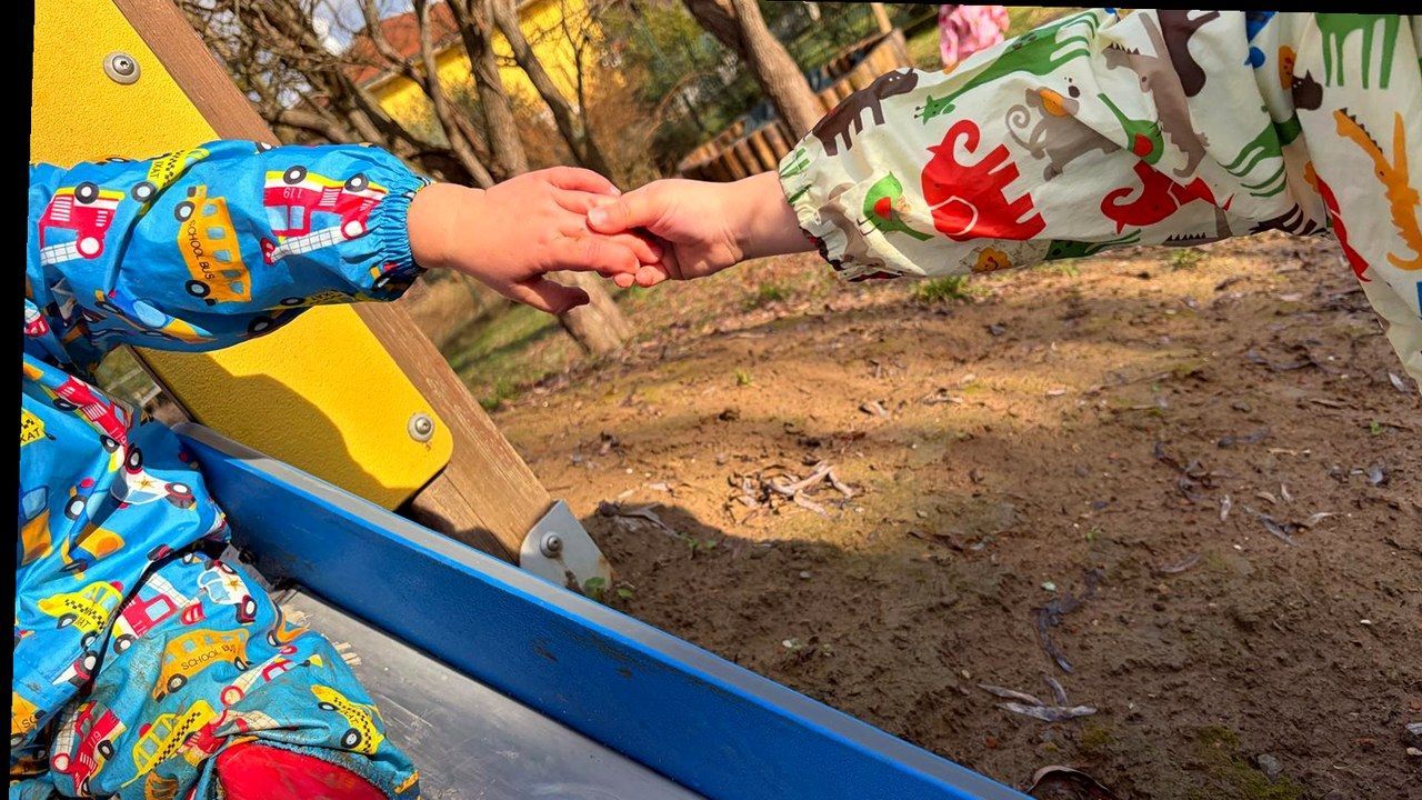 Bambini al nido / parco giochi ad Altopascio — stessa scena, nuova angolazione e inquadratura, senza alterazione dei soggetti