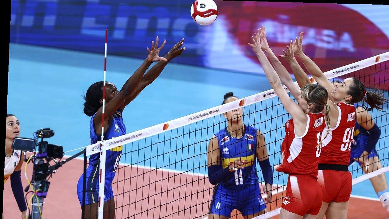 Paola Egonu in azione con la maglia azzurra nella finale degli Europei di volley
