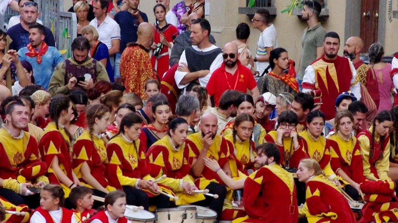 Figuranti del Palio di Pescia in piazza durante la Disfida