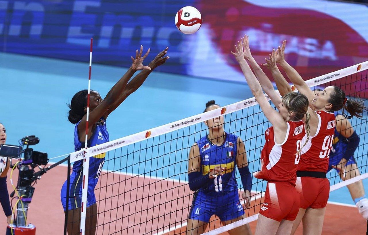 Paola Egonu in azione, foto ricostruita con nuova angolazione