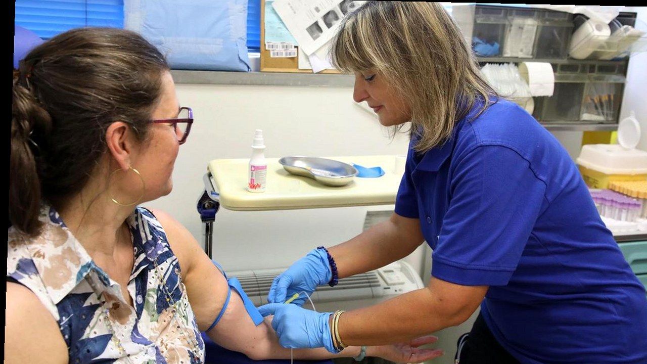 Stessa scena, nuova angolazione e inquadratura — senza alterazione dei volti