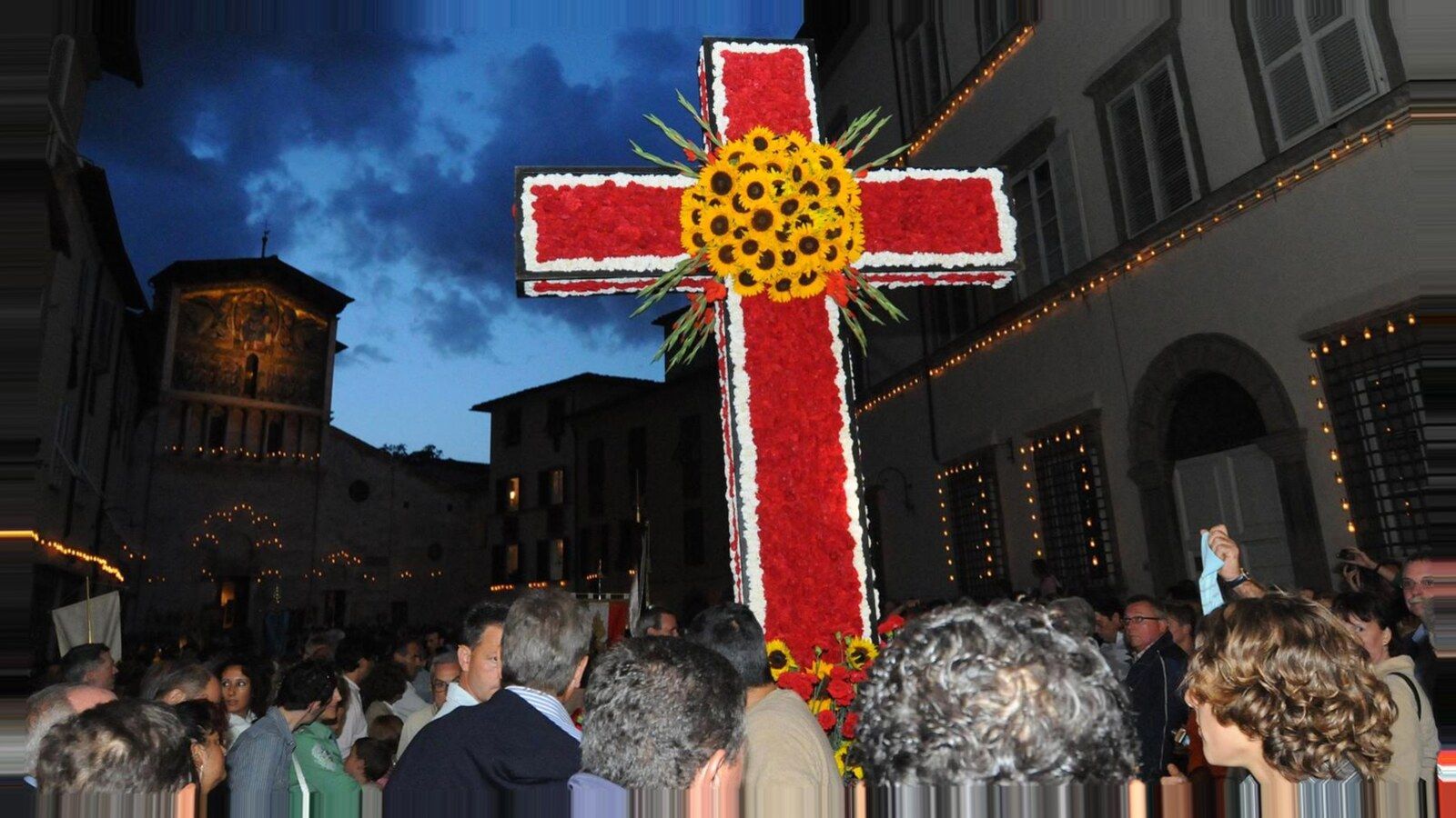 Croce floreale della Processione di Santa Croce a Lucca — stessi soggetti, nuova angolazione e inquadratura (nessun volto alterato)