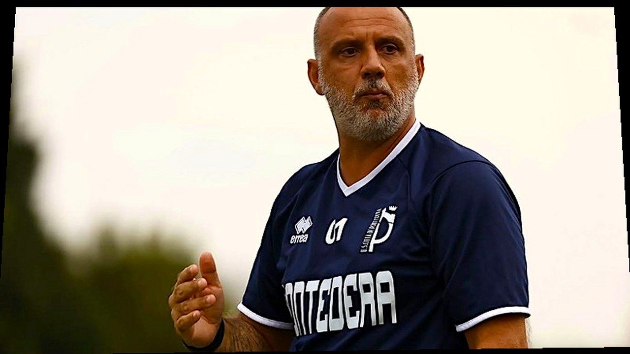 Stessa scena, nuova angolazione e inquadratura — senza alterazione dei volti