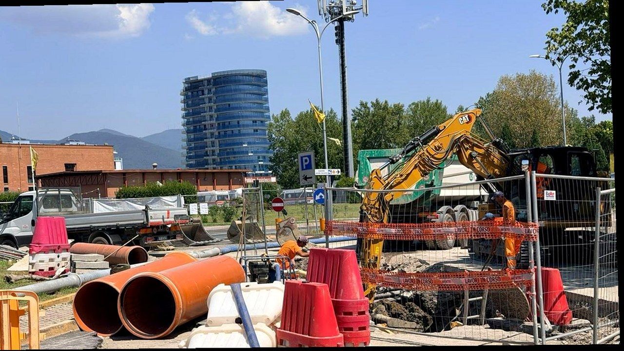 Pisa, rotatoria Norma Cossetto: cantiere fogne Acque, stessa scena nuova inquadratura