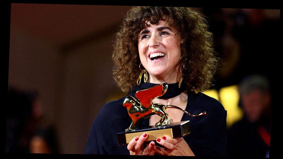 May el-Toukhy con il Leone d'oro a Venezia