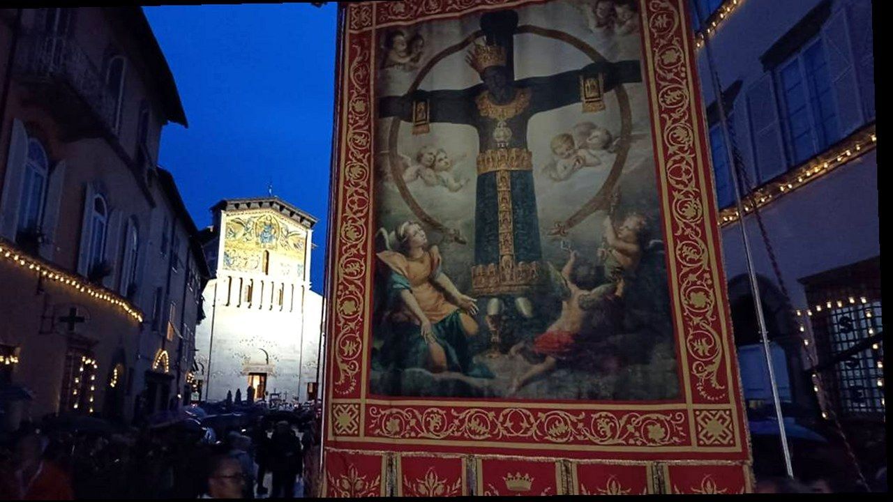 Lucca, Luminara di Santa Croce — stessa scena, nuova angolazione (volti invariati)