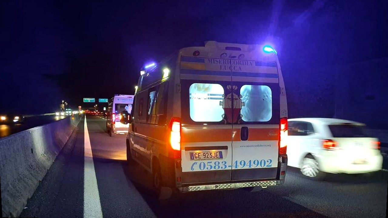 Tamponamento a catena sull’A11 tra i caselli di Lucca: tre auto coinvolte, angolazione diversa rispetto alla fonte