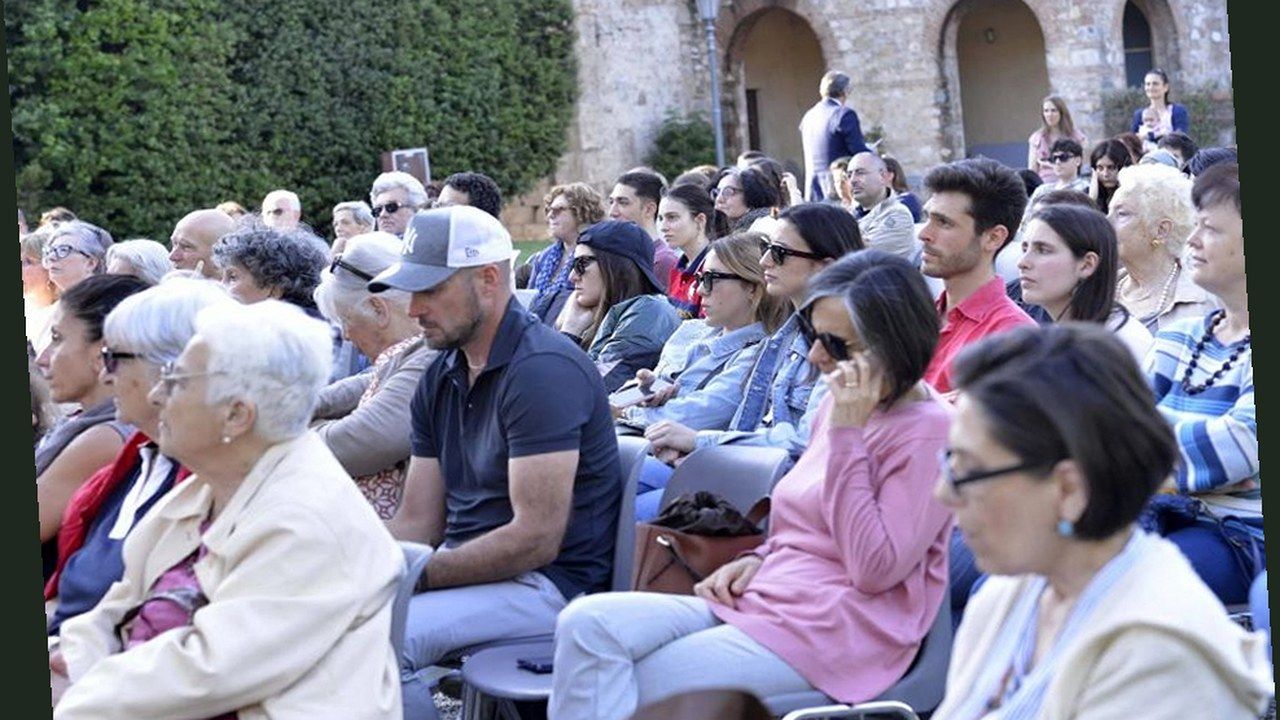 Pubblico al Giardino Scotto a Pisa — stessa scena, nuova angolazione e inquadratura