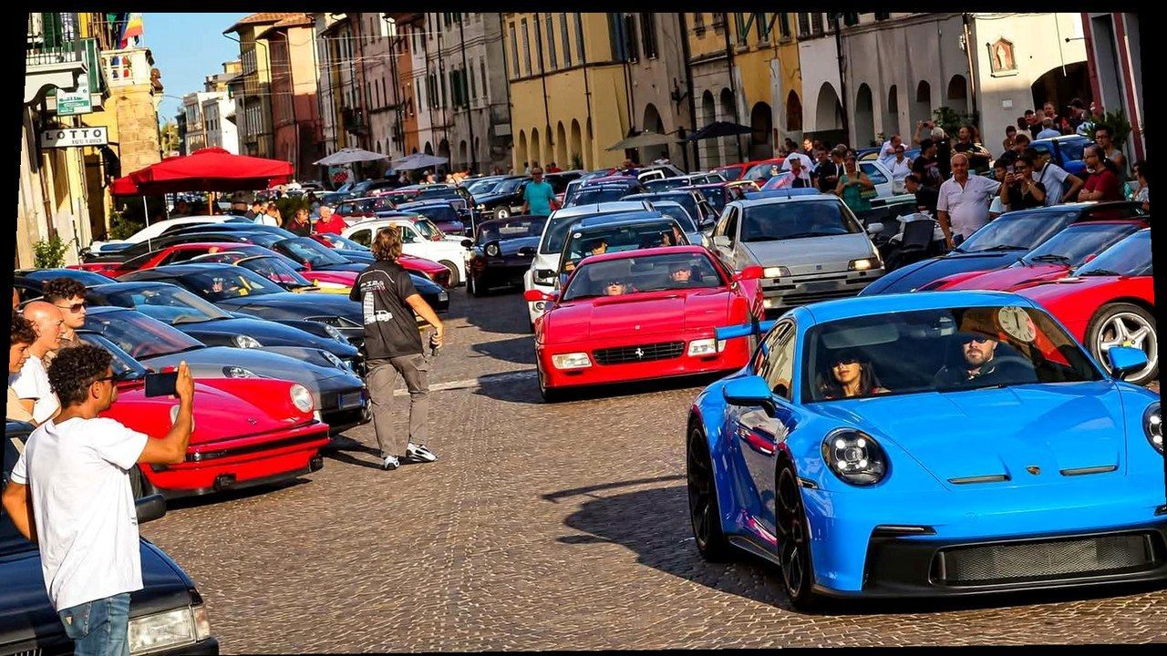 Grand Tour supercar a Cascina — Porsche e Ferrari in corteo; inquadratura ricostruita da fonte La Nazione