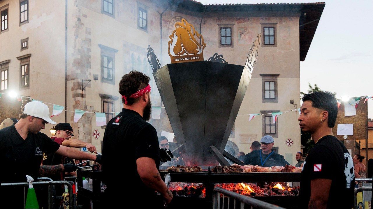 The Golden Steak in Piazza dei Cavalieri a Pisa — griglie e finale nazionale; inquadratura ricostruita da fonte La Nazione