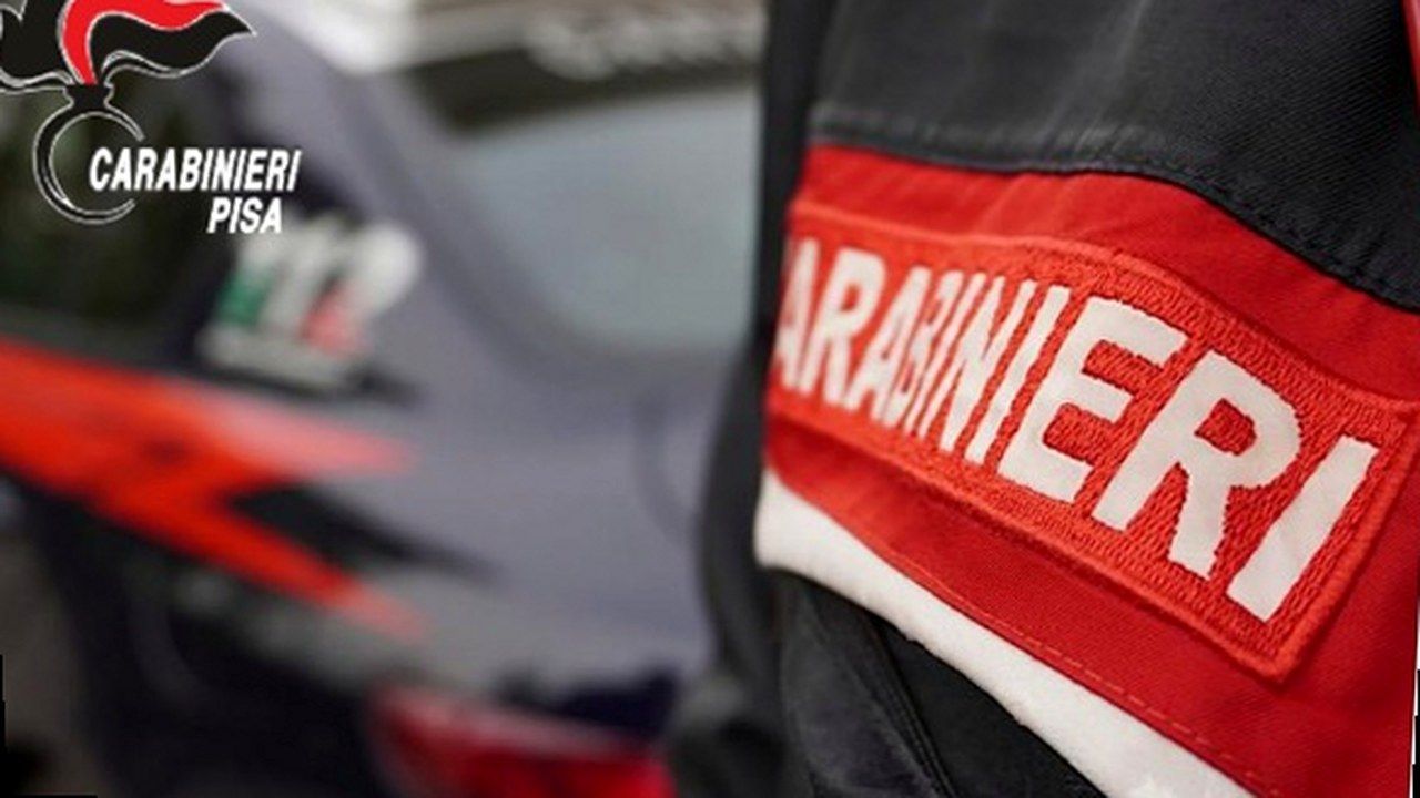 Carabinieri Pisa — stessa scena della fonte QuiNews, nuova angolazione e inquadratura (nessun volto inventato)
