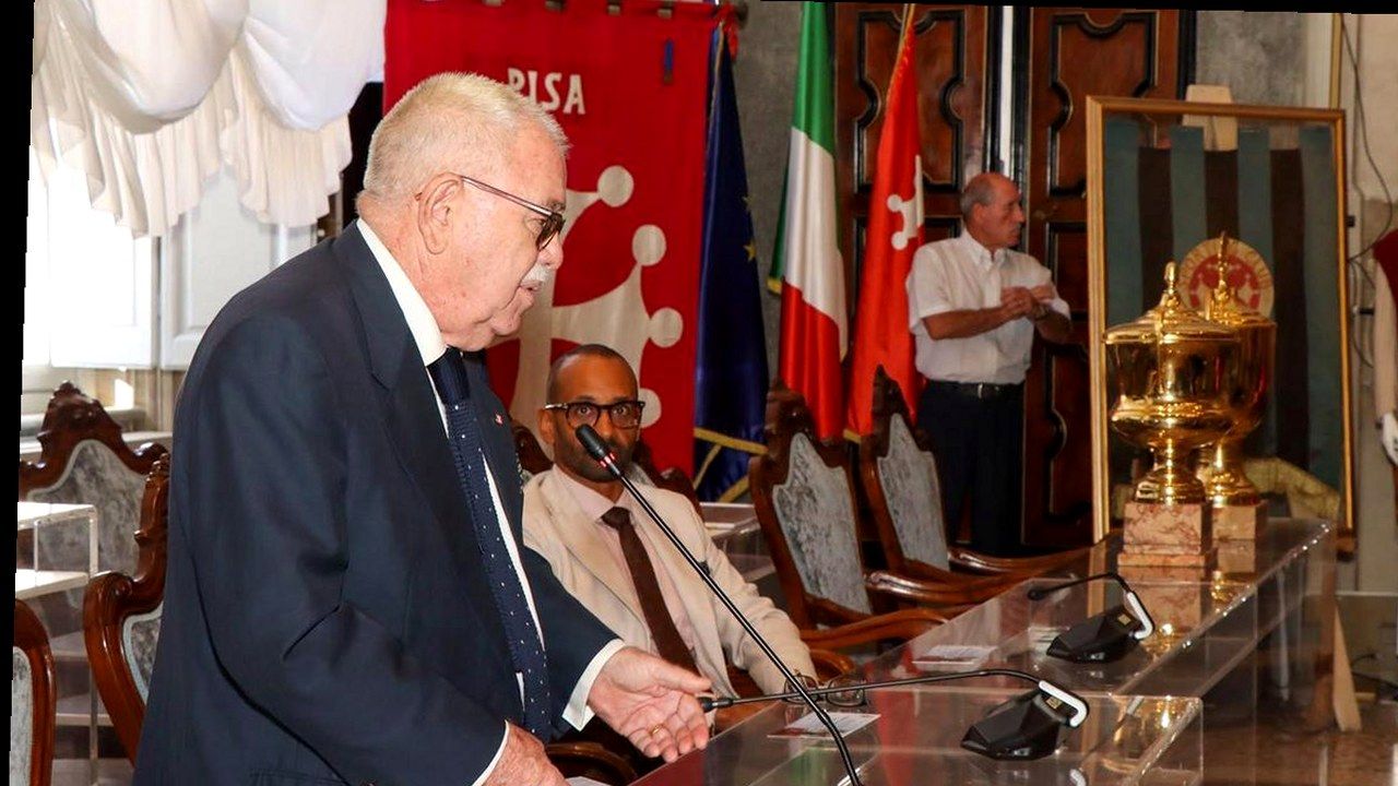 Adolfo Anconetani — stessa scena dalla fonte La Nazione Pisa; nuova angolazione e inquadratura (volti invariati)