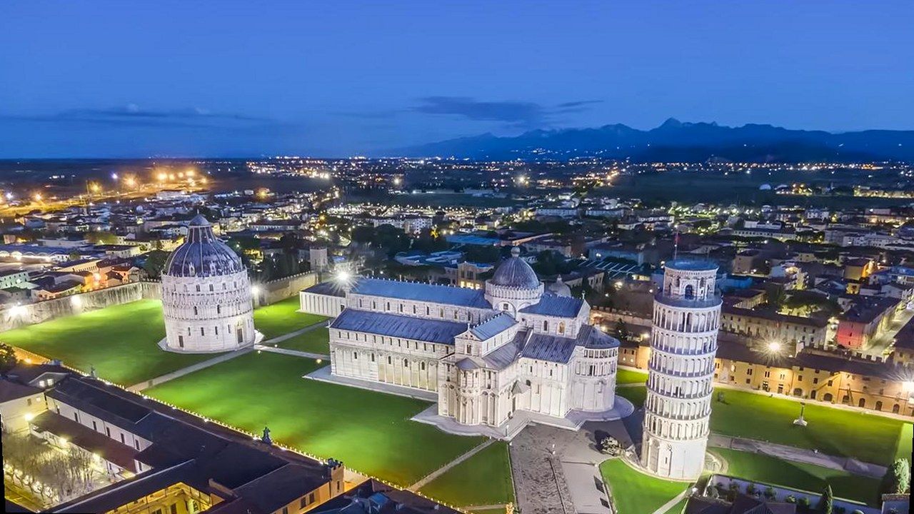 Pisa — Piazza dei Miracoli / Torre; stessa scena da fonte La Nazione Pisa, nuova angolazione (volti invariati)