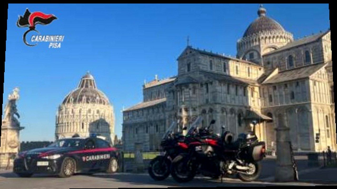 Pisa, Piazza dei Miracoli — Carabinieri (fonte Quinews Pisa); nuova angolazione e inquadratura (volti invariati)