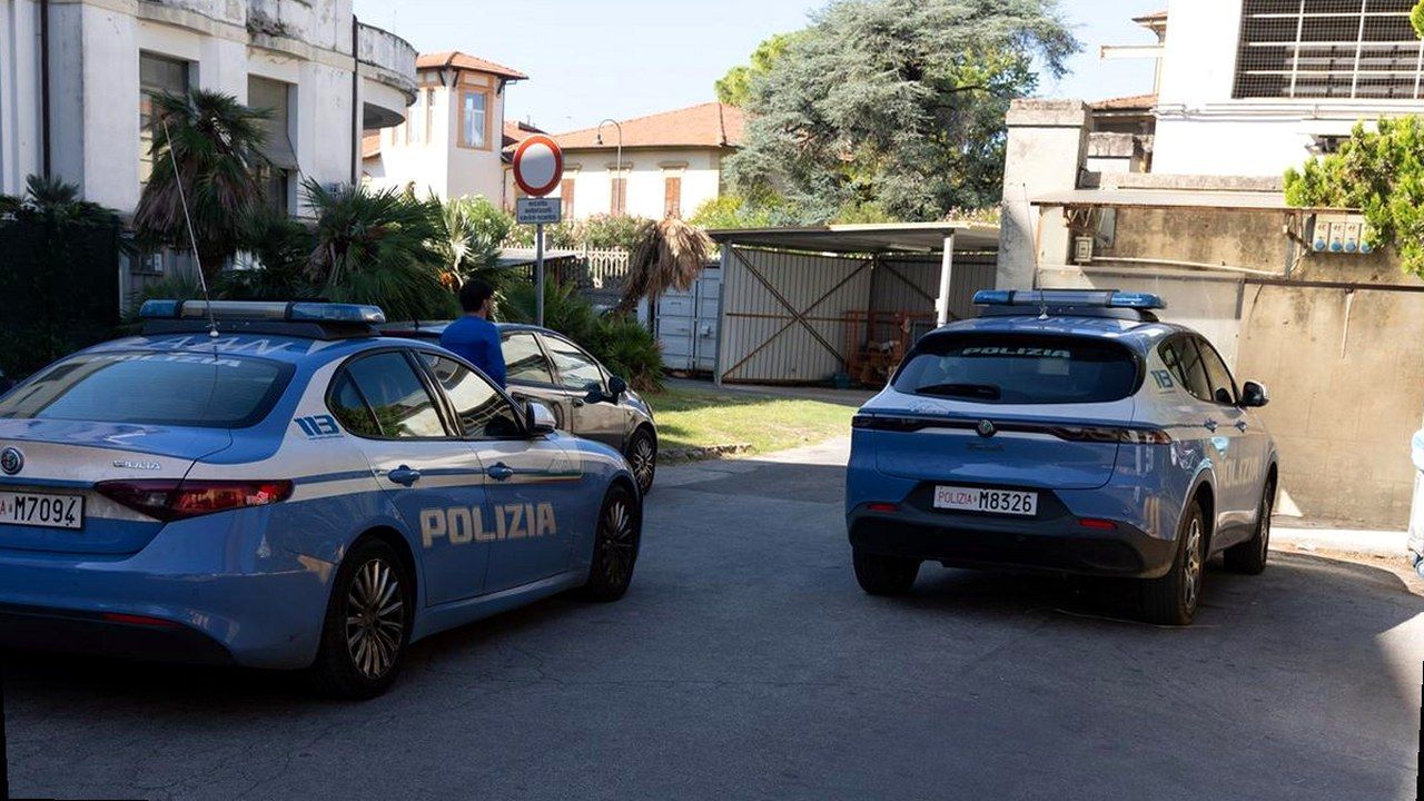 Pisa Santa Chiara Spdc — volanti Polizia; stessa scena La Nazione, nuova angolazione (volti invariati)