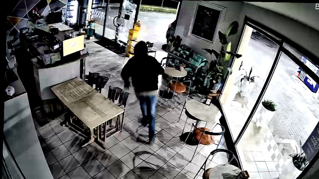 Viareggio, immagini di videosorveglianza del colpo al distributore Q8 di via Buonarroti — nuova angolazione