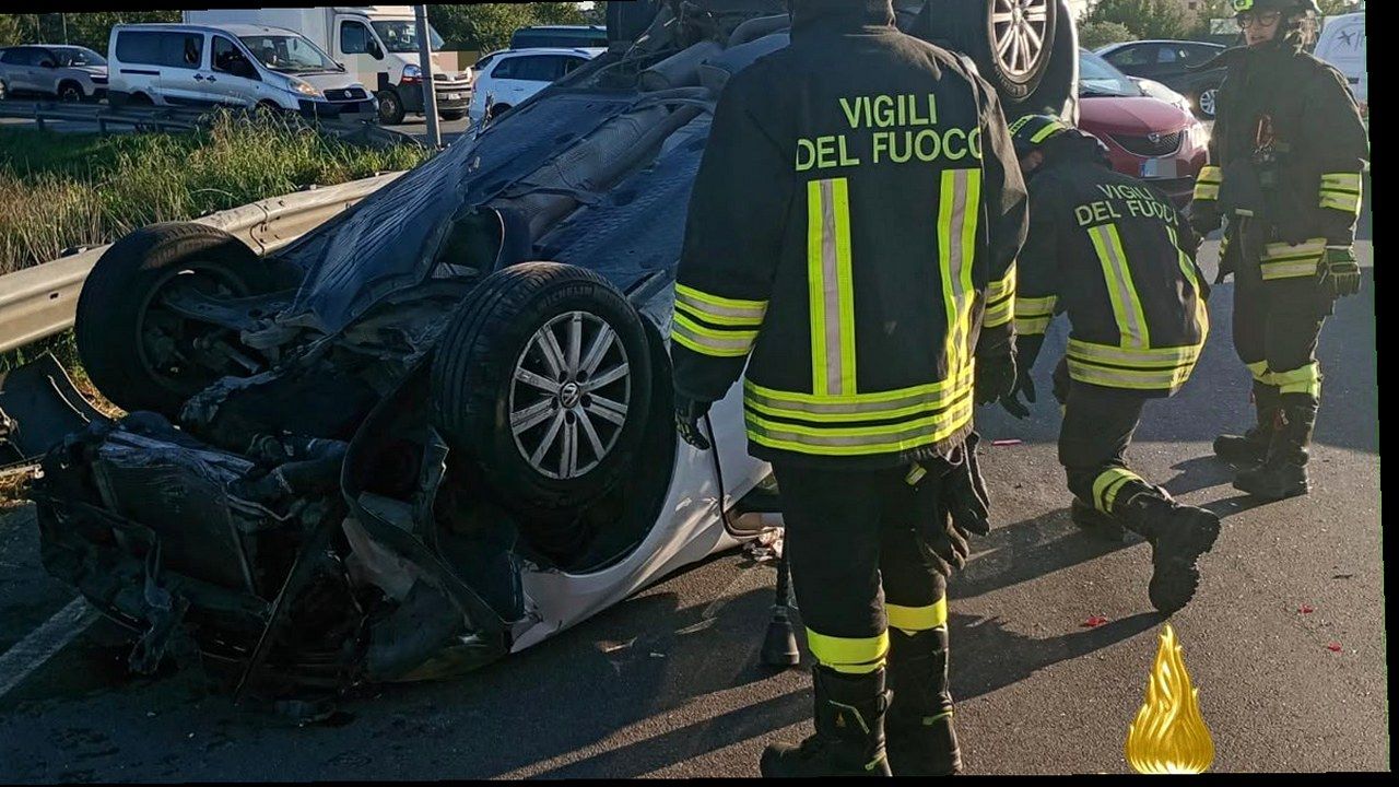 Ponsacco, auto ribaltata sulla Fi-Pi-Li — stessa scena VersiliaToday, nuova angolazione geometrica (soggetti invariati)