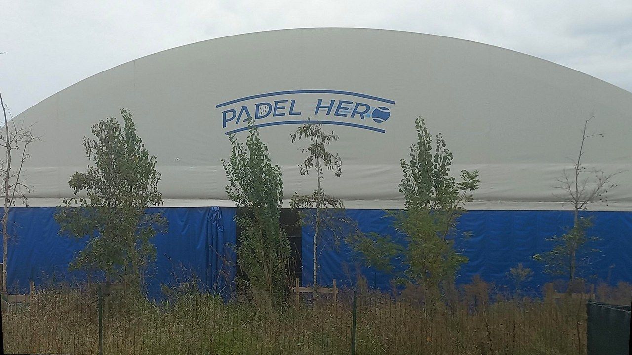 Capannone del centro padel di Focette (Pietrasanta) tra Aurelia e via Cavour, oggetto dell’ordinanza di demolizione dopo il no del Consiglio di Stato