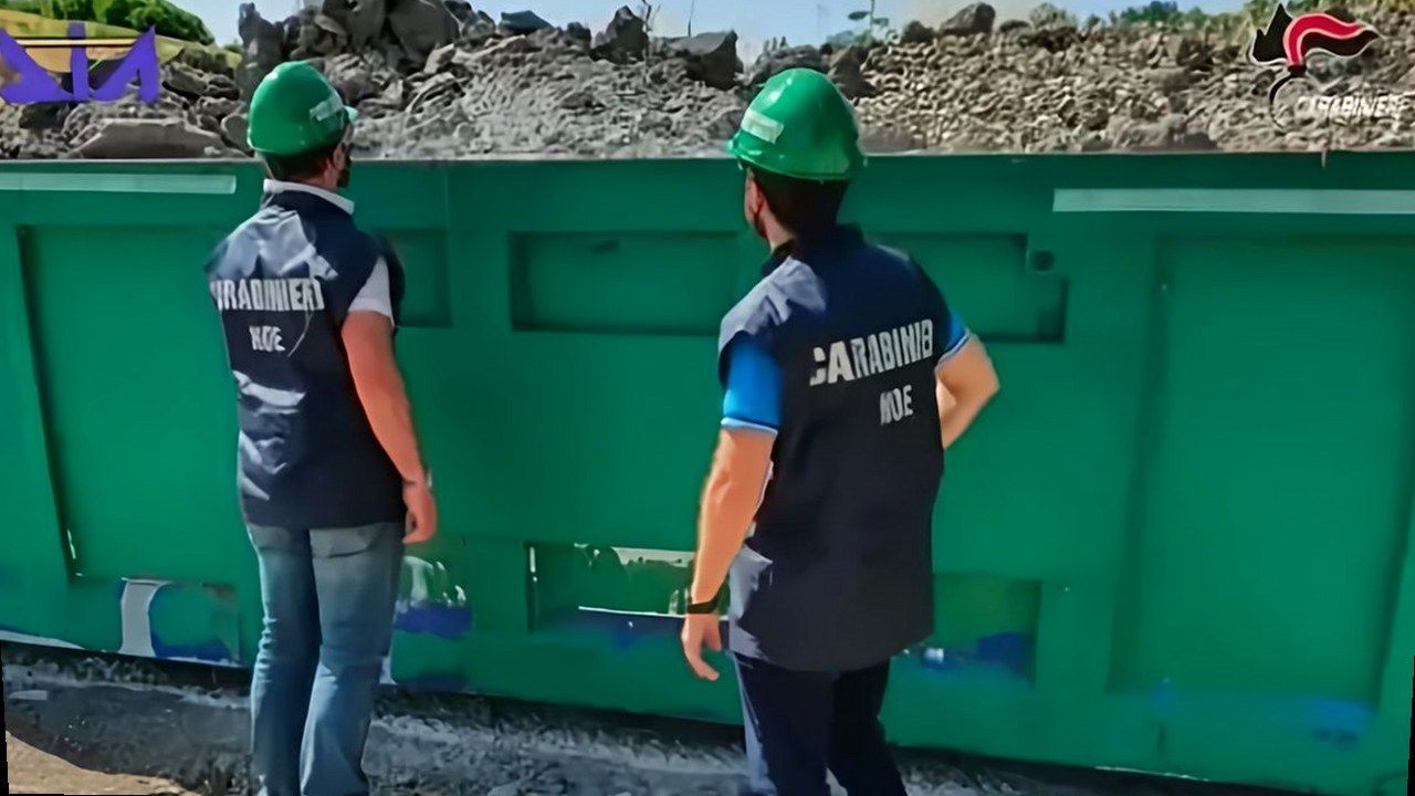 Pisa, inchiesta Keu — Carabinieri NOE su sito sotto sequestro; stessa scena La Nazione, nuova angolazione geometrica (soggetti invariati)