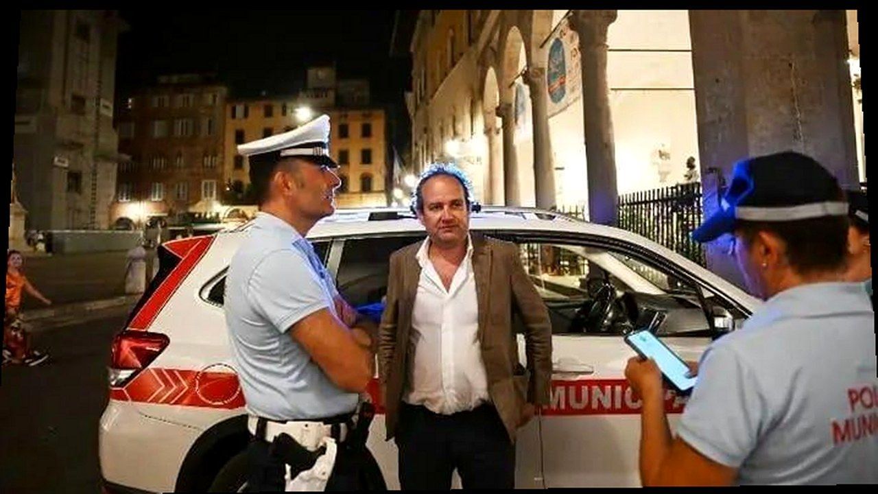 Assessore alla sicurezza Salvadore Bartolomei con agenti della Polizia Locale di Lucca dopo il controllo sul motociclista fuggito all’alt verso Porta Elisa