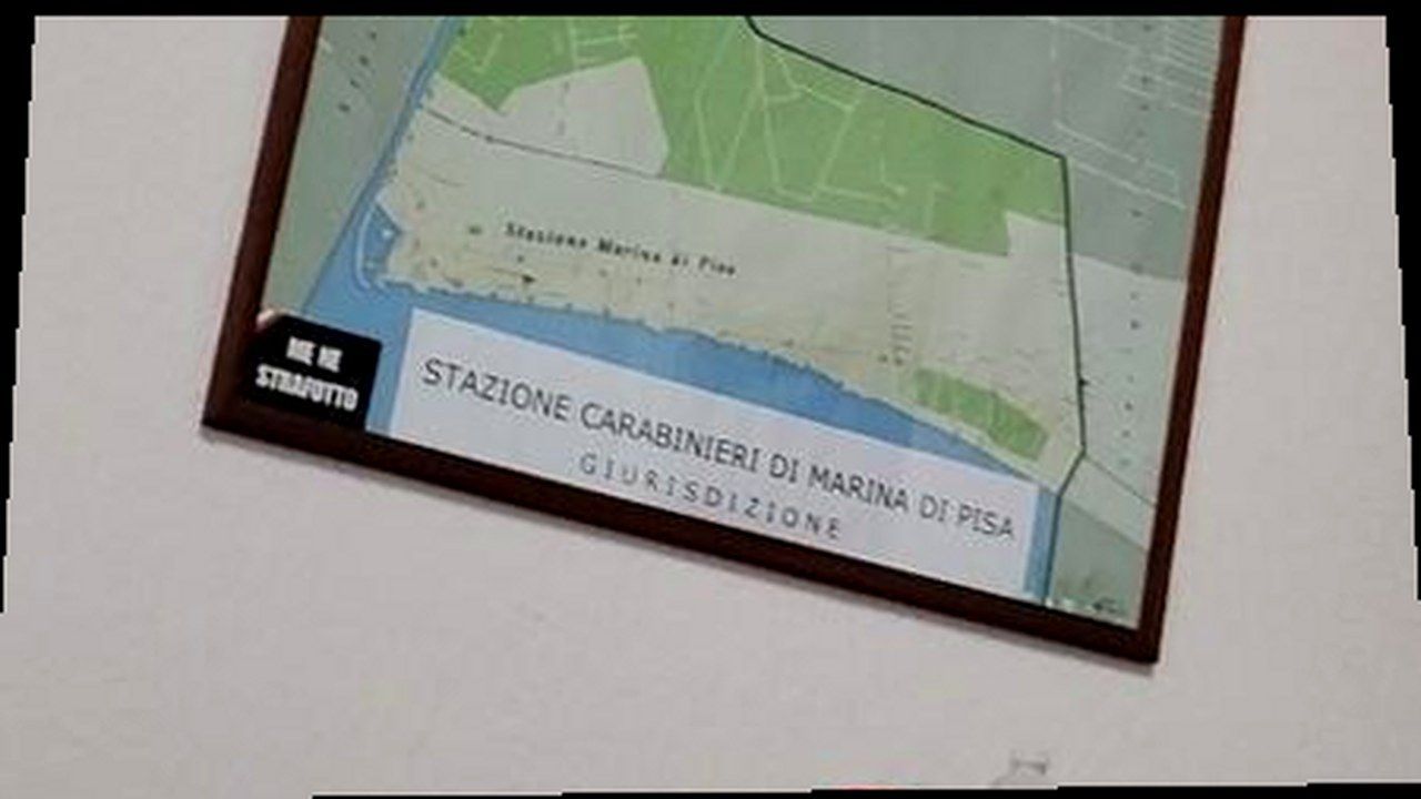 Marina di Pisa, caserma Carabinieri — adesivo «Me ne strafotto» su cartina giurisdizione; foto fonte La Nazione, inquadratura geometrica (soggetti invariati)