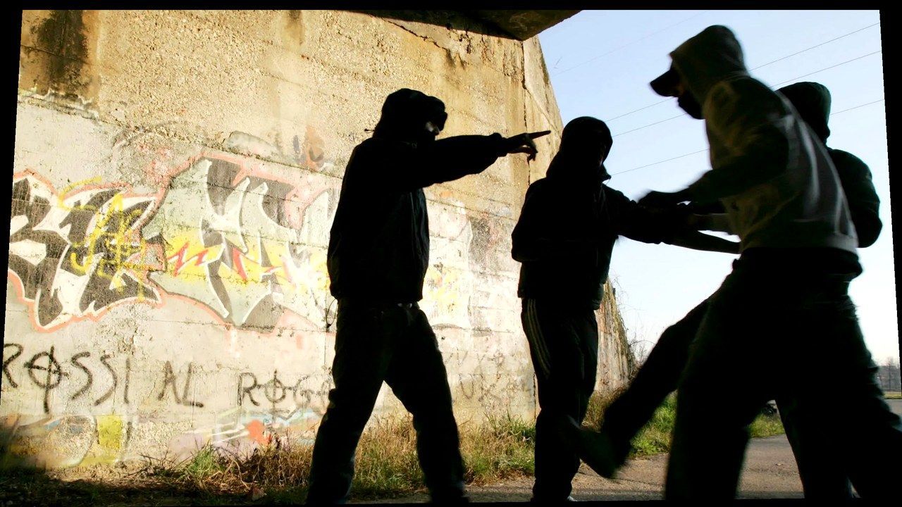 Tirrenia (Pisa) — episodio di bullismo in stabilimento balneare; foto fonte La Nazione, inquadratura geometrica (soggetti invariati)