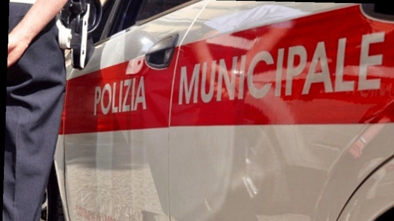 Polizia municipale: controllo su veicolo, angolazione geometrica senza alterazione dei volti