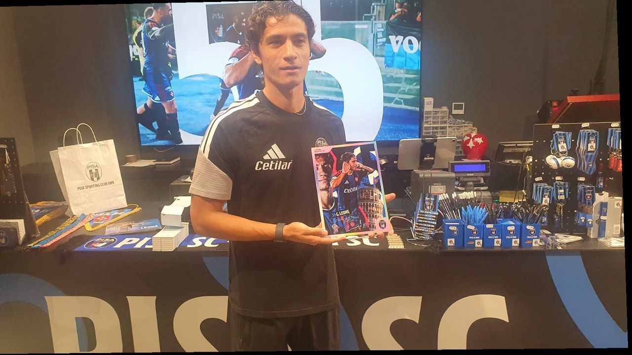 Pisa — Giuseppe Leone al Pisa Store di Corso Italia con card autografata; foto fonte Calcio Pisa, ritaglio geometrico (soggetti invariati)