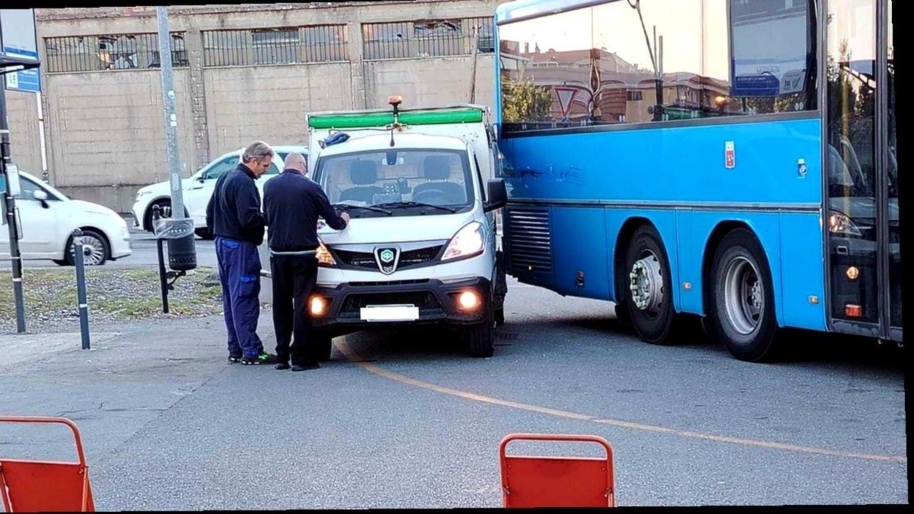 Altopascio, scontro tra autobus e furgone in piazza Croce