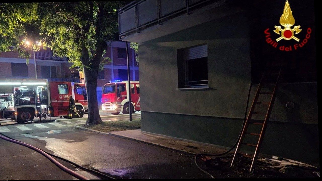 Lucca, San Vito: intervento dei Vigili del Fuoco sul rogo di via Bertini (stessi soggetti, nuova angolazione)