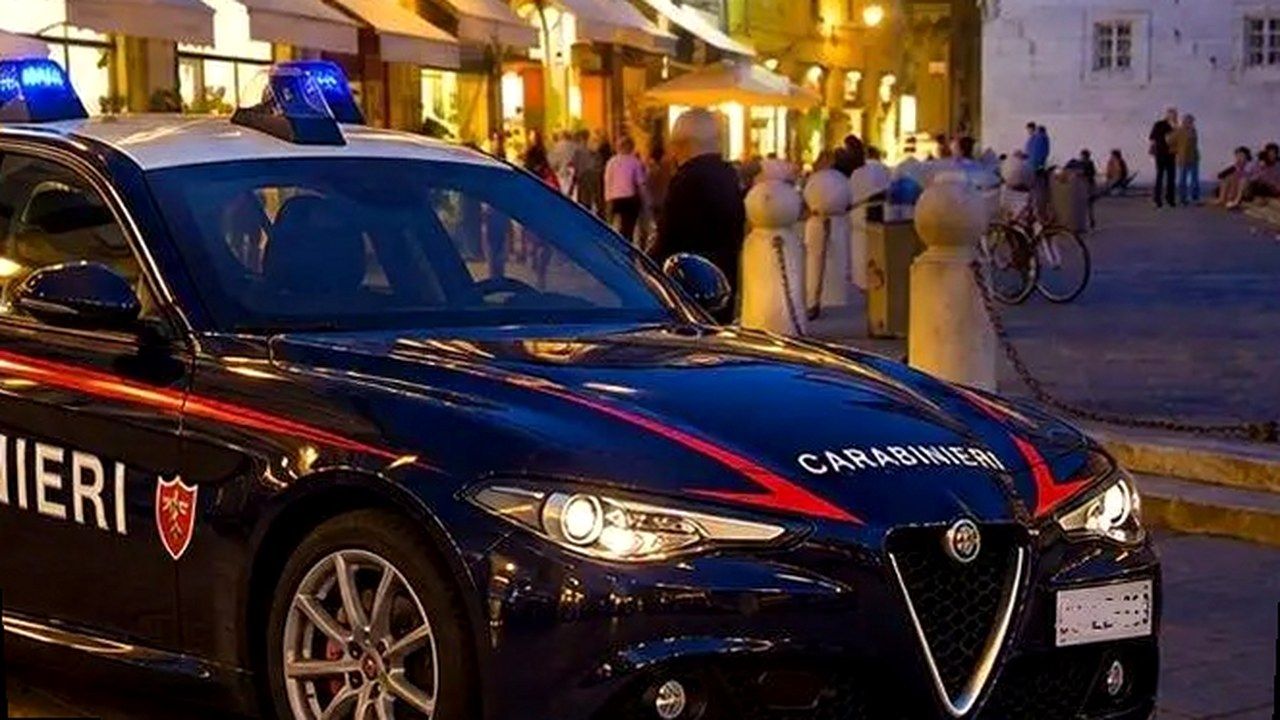 Carabinieri in piazza San Michele a Lucca — stessa scena, nuova angolazione (volti non alterati)