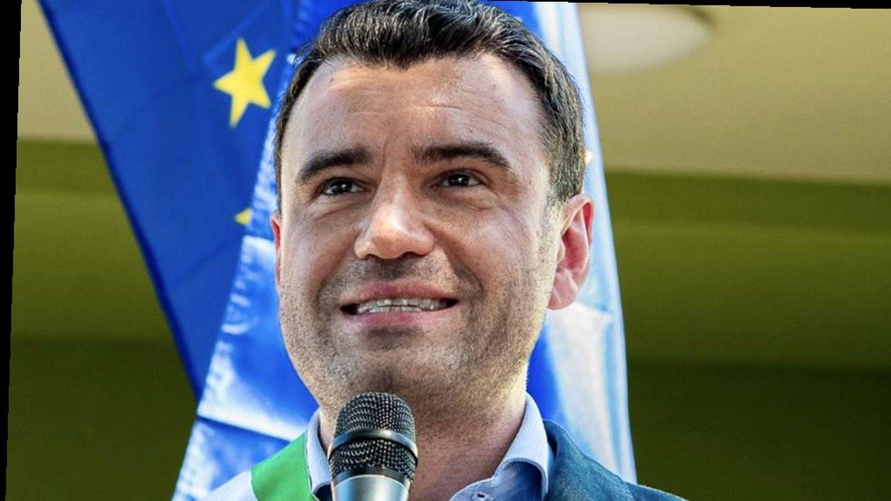 Sindaco Giordano Del Chiaro — stessa scena, nuova angolazione e inquadratura (volti non alterati)